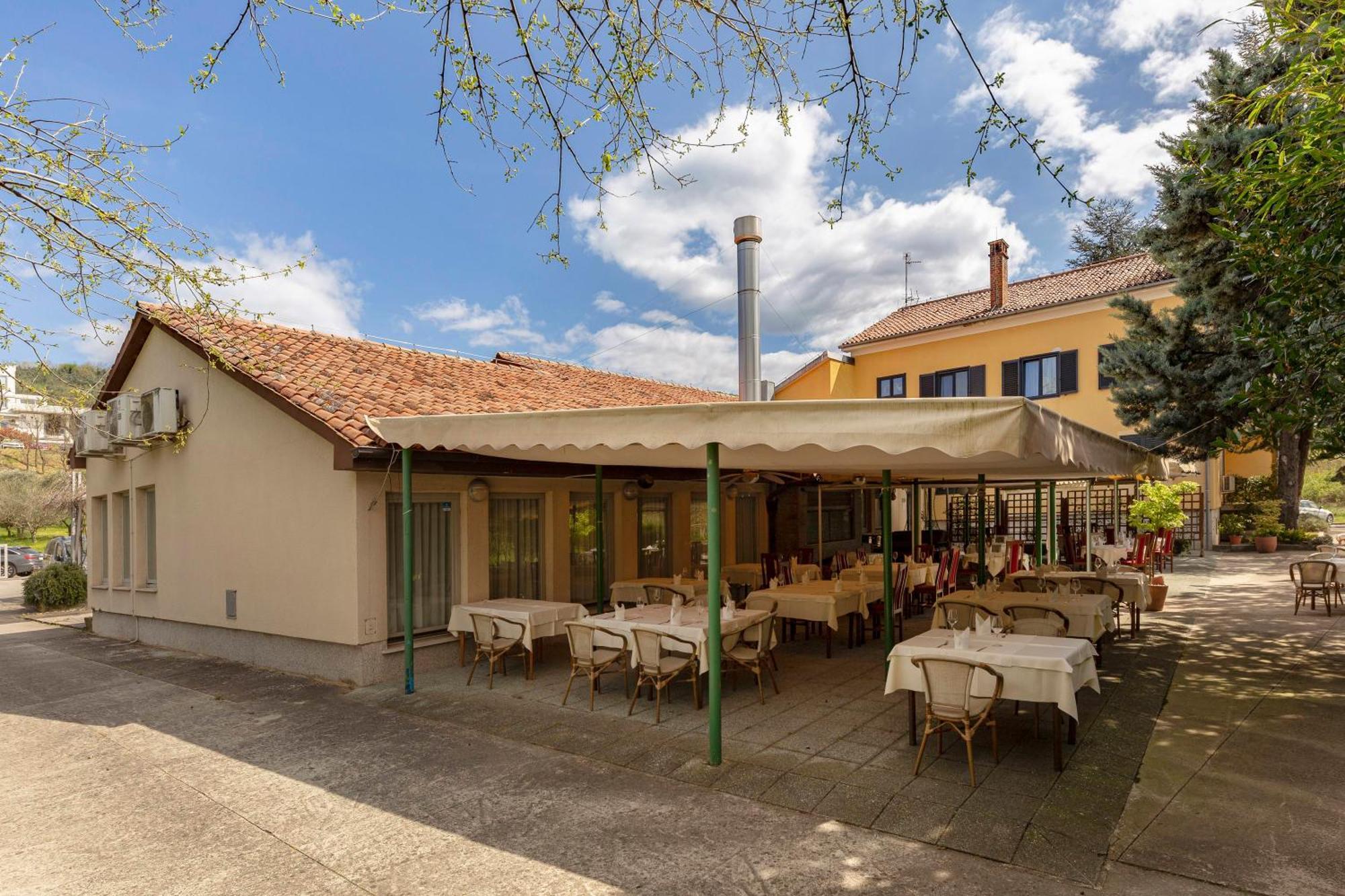 Restaurant Bric Dekani Exteriör bild