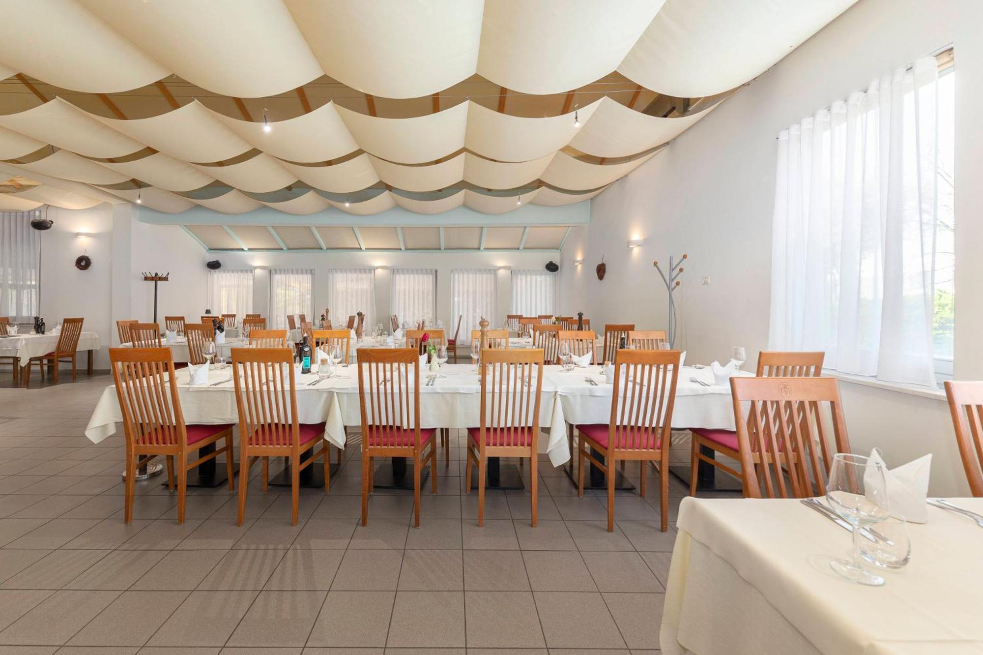 Restaurant Bric Dekani Exteriör bild