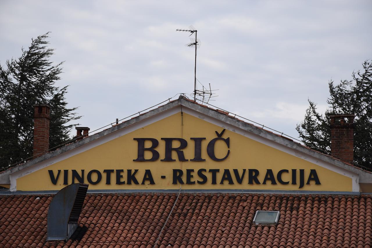 Restaurant Bric Dekani Exteriör bild