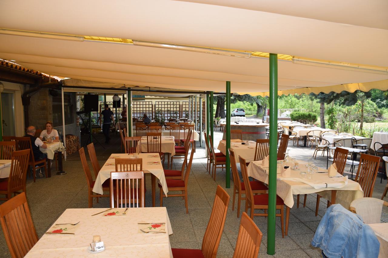 Restaurant Bric Dekani Exteriör bild
