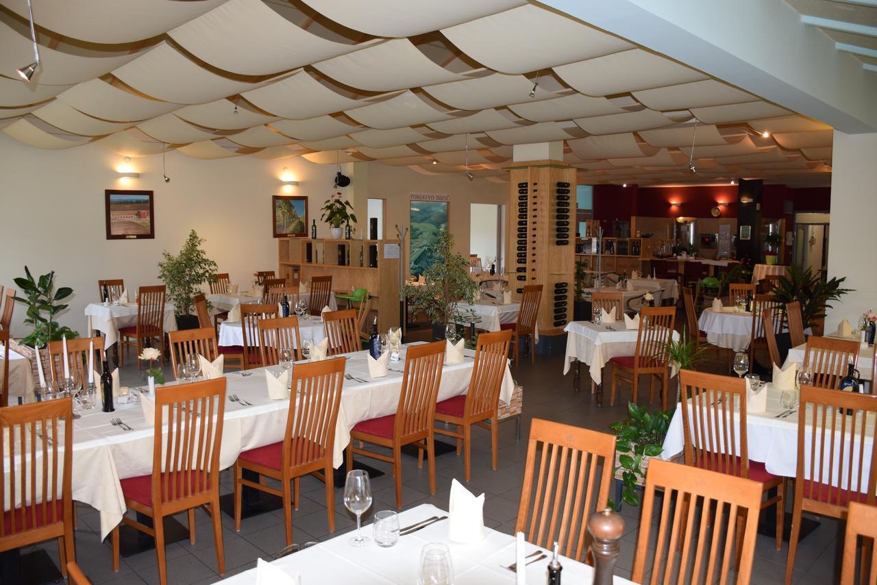 Restaurant Bric Dekani Exteriör bild