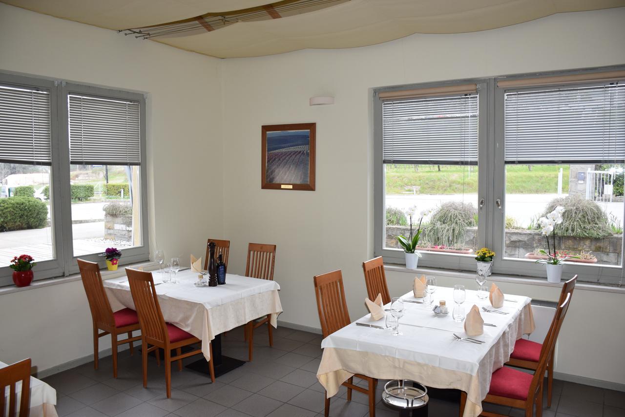 Restaurant Bric Dekani Exteriör bild