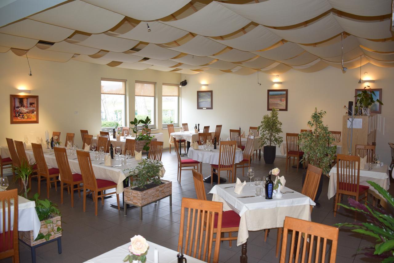 Restaurant Bric Dekani Exteriör bild