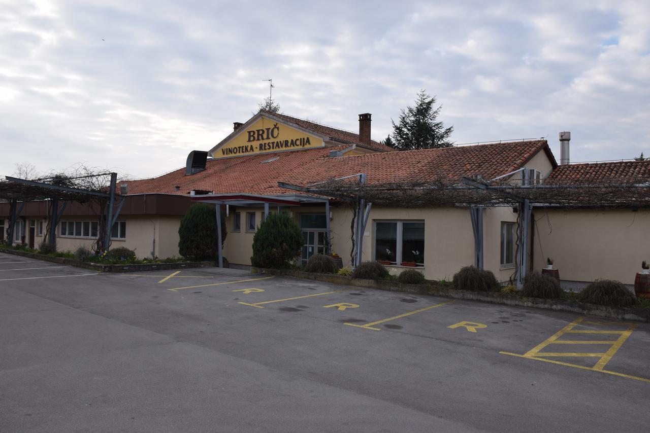 Restaurant Bric Dekani Exteriör bild