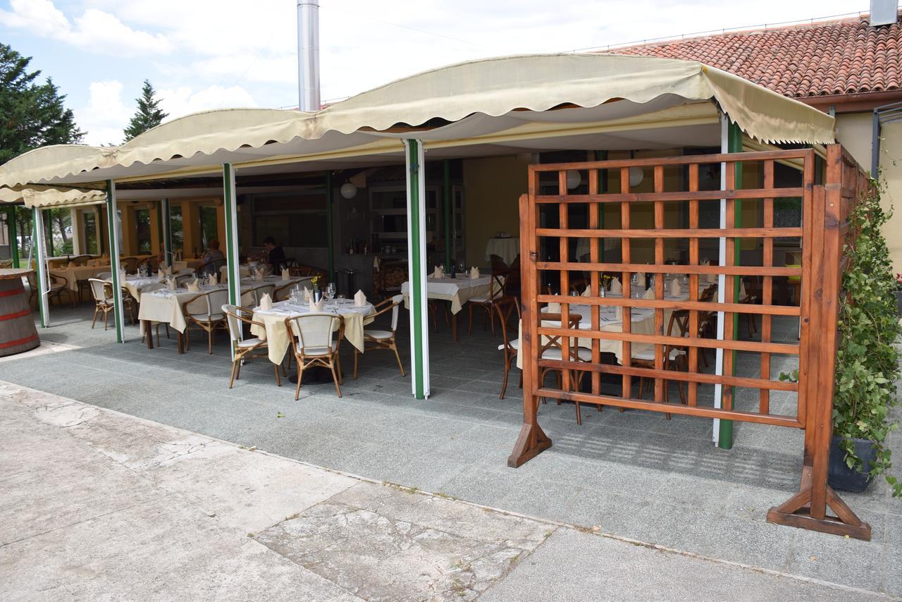 Restaurant Bric Dekani Exteriör bild