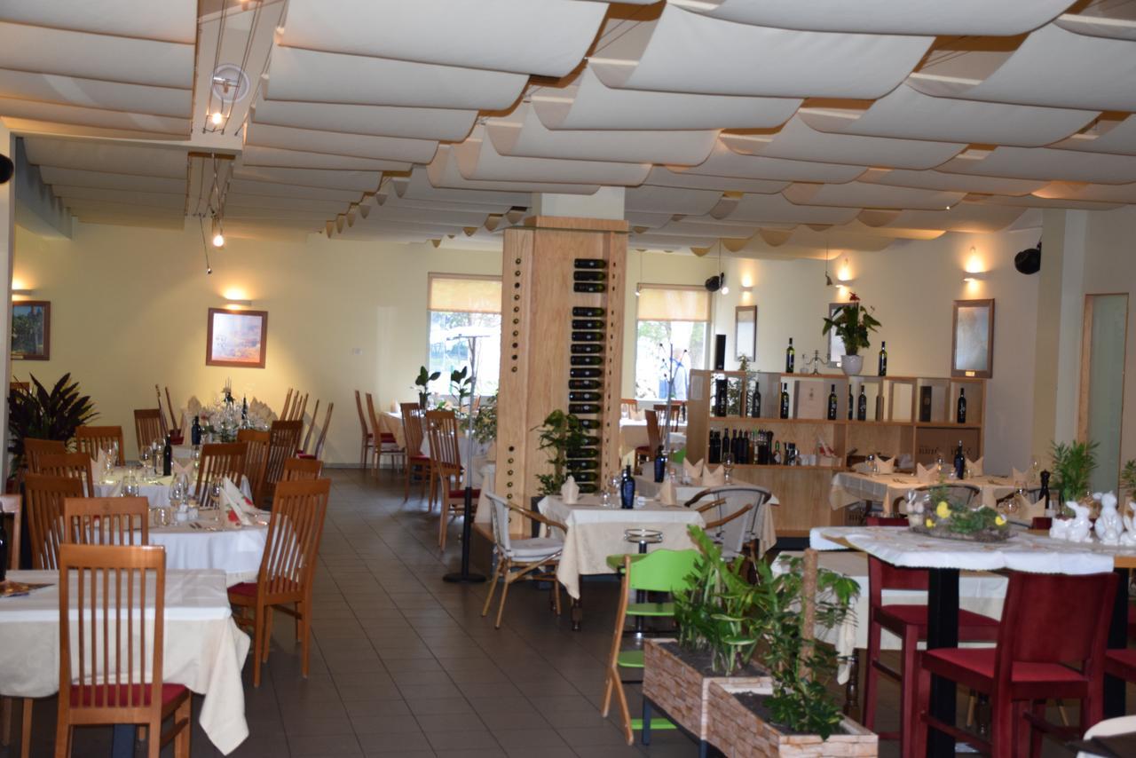 Restaurant Bric Dekani Exteriör bild