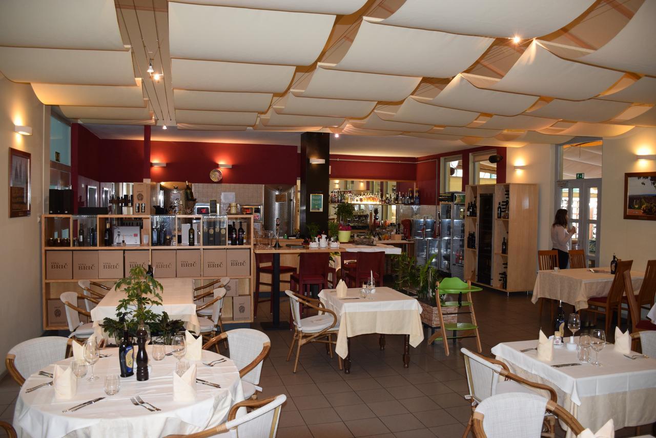 Restaurant Bric Dekani Exteriör bild